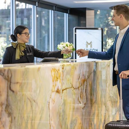 فندق ميريتون سويتس نورث ريد سيدني المظهر الخارجي الصورة A hotel receptionist