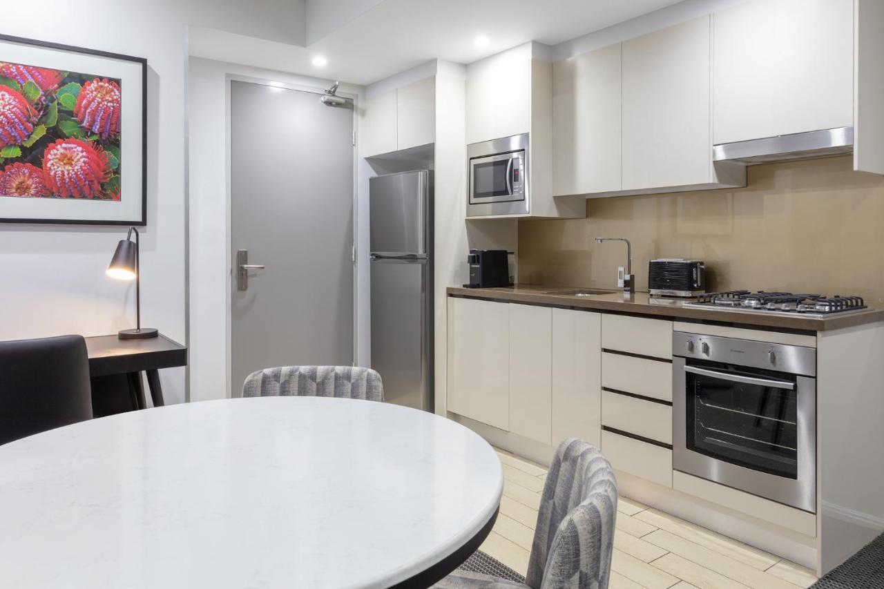 فندق ميريتون سويتس نورث ريد سيدني المظهر الخارجي الصورة A typical kitchen in a serviced apartment