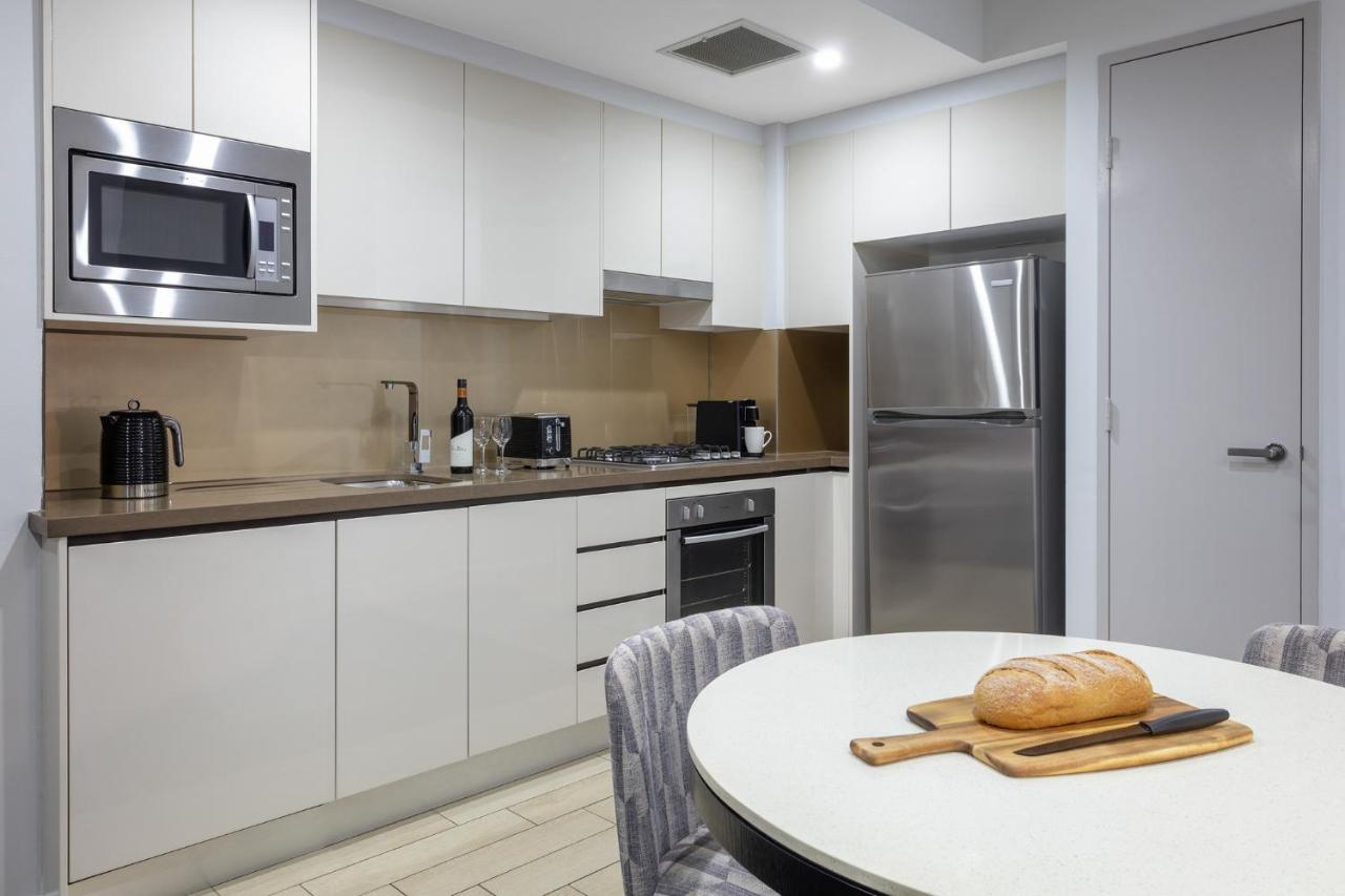فندق ميريتون سويتس نورث ريد سيدني المظهر الخارجي الصورة A typical kitchen in a residential apartment