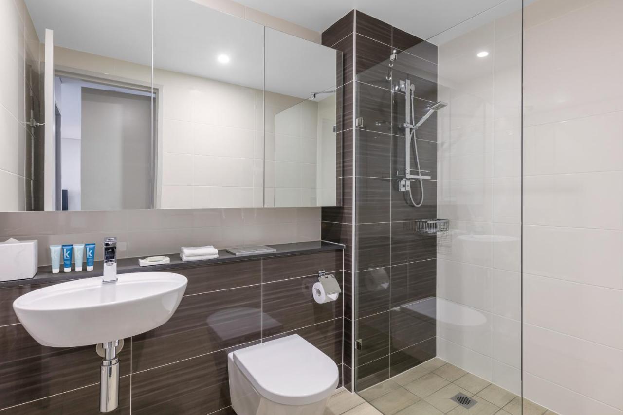 فندق ميريتون سويتس نورث ريد سيدني المظهر الخارجي الصورة A modern bathroom with a shower cubicle