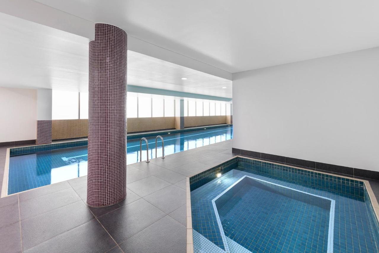 فندق ميريتون سويتس نورث ريد سيدني المظهر الخارجي الصورة The swimming pool at the hotel
