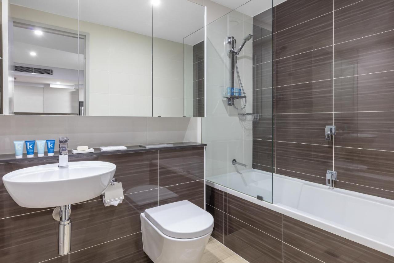 فندق ميريتون سويتس نورث ريد سيدني المظهر الخارجي الصورة A typical bathroom in a Premier Inn