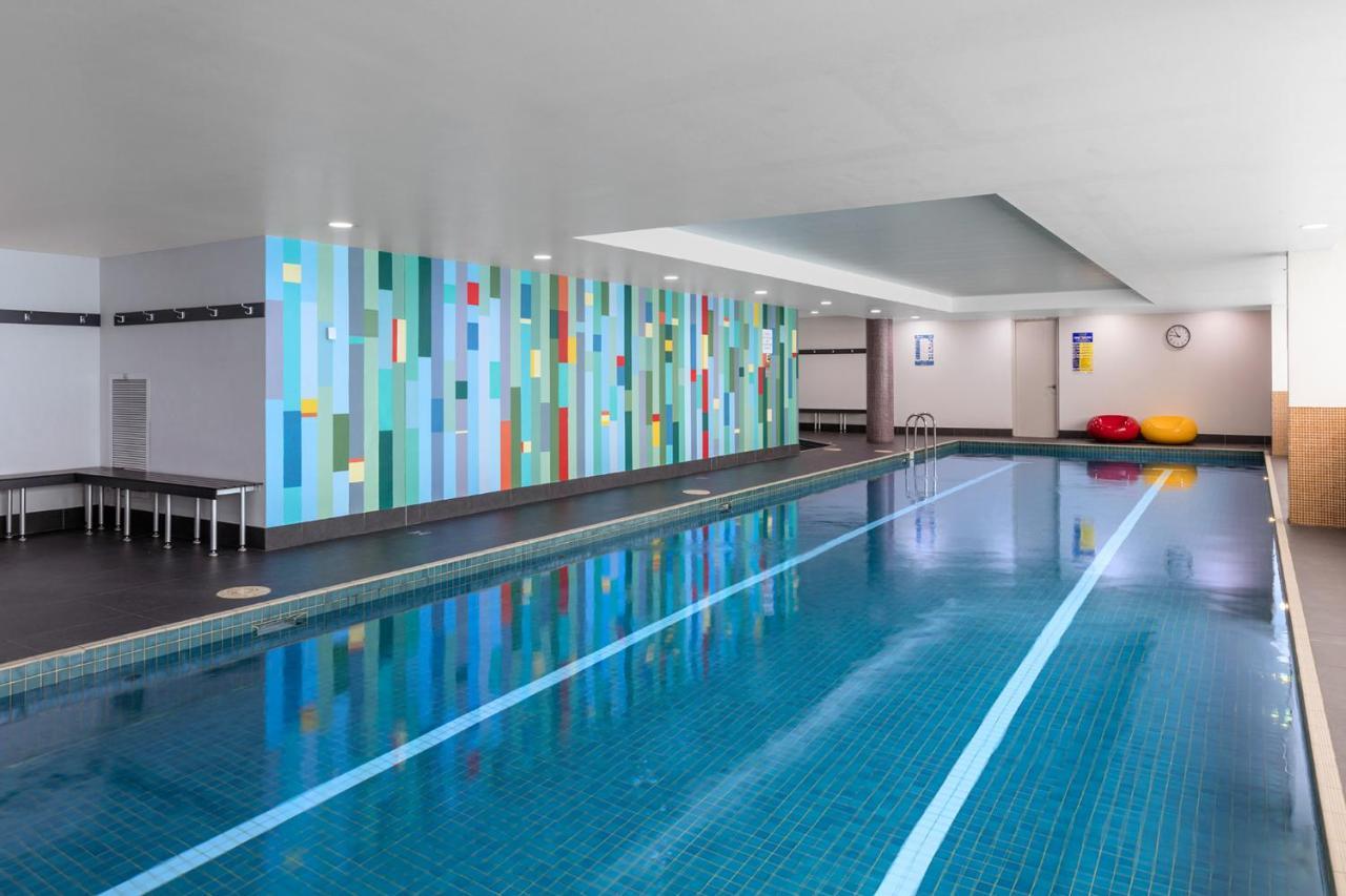 فندق ميريتون سويتس نورث ريد سيدني المظهر الخارجي الصورة The swimming pool at the hotel