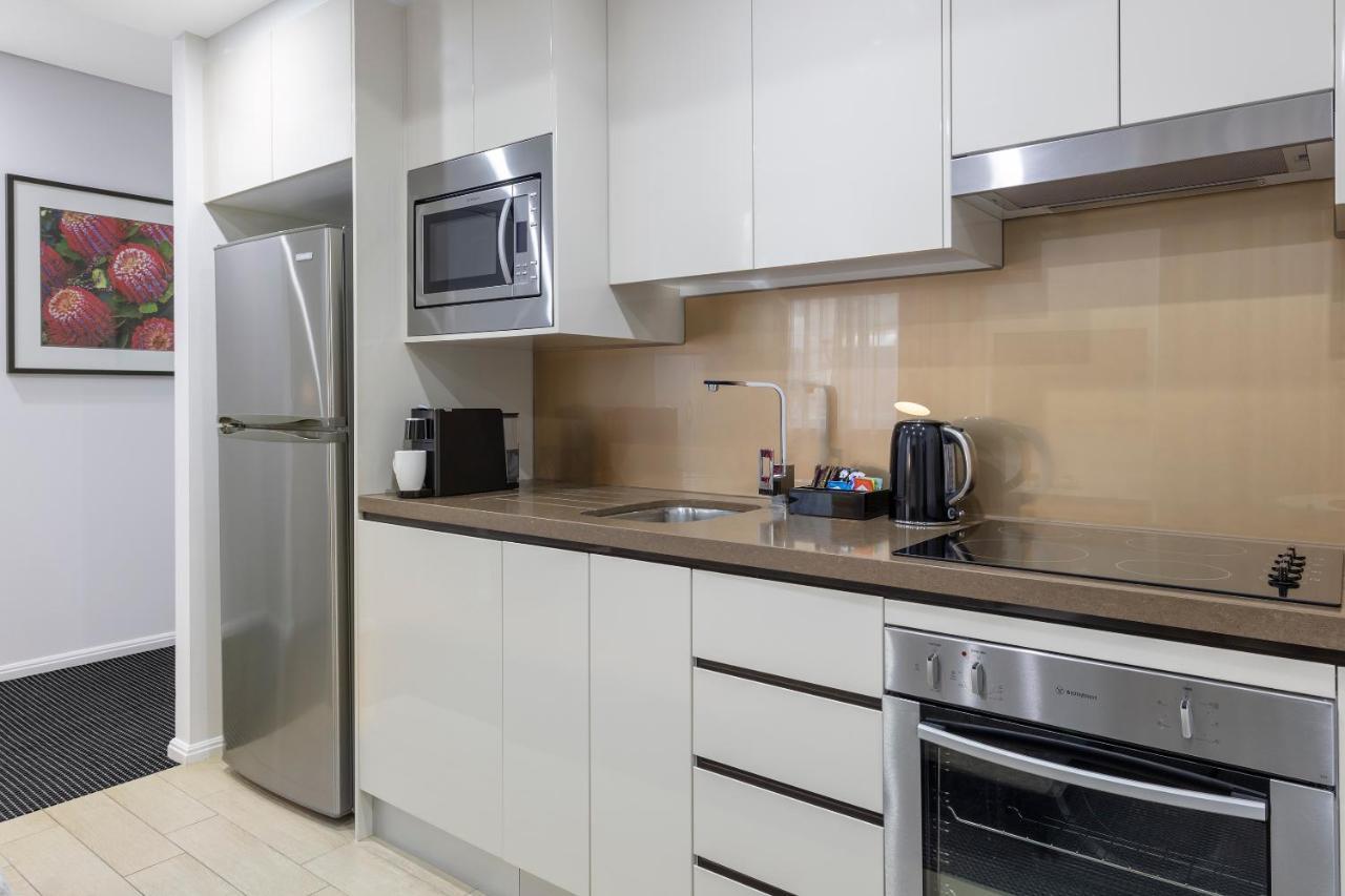 فندق ميريتون سويتس نورث ريد سيدني المظهر الخارجي الصورة A typical kitchen in a serviced apartment