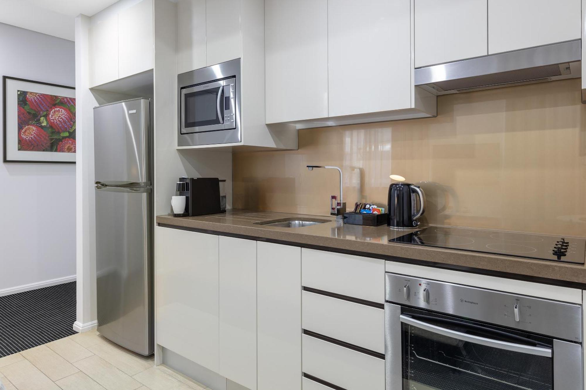 فندق ميريتون سويتس نورث ريد سيدني المظهر الخارجي الصورة A typical kitchen in a serviced apartment
