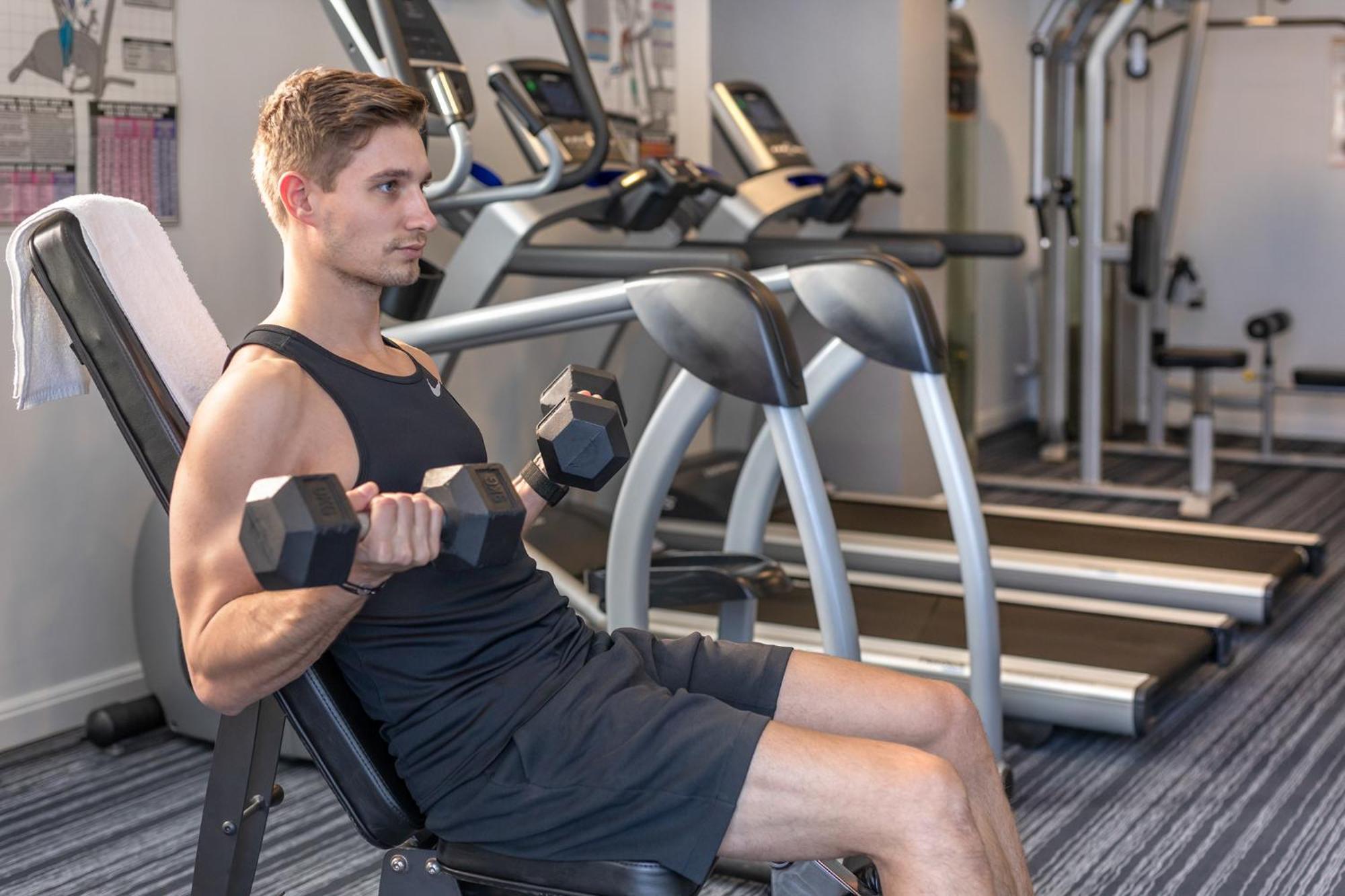 فندق ميريتون سويتس نورث ريد سيدني المظهر الخارجي الصورة A man using a dumbbell to exercise
