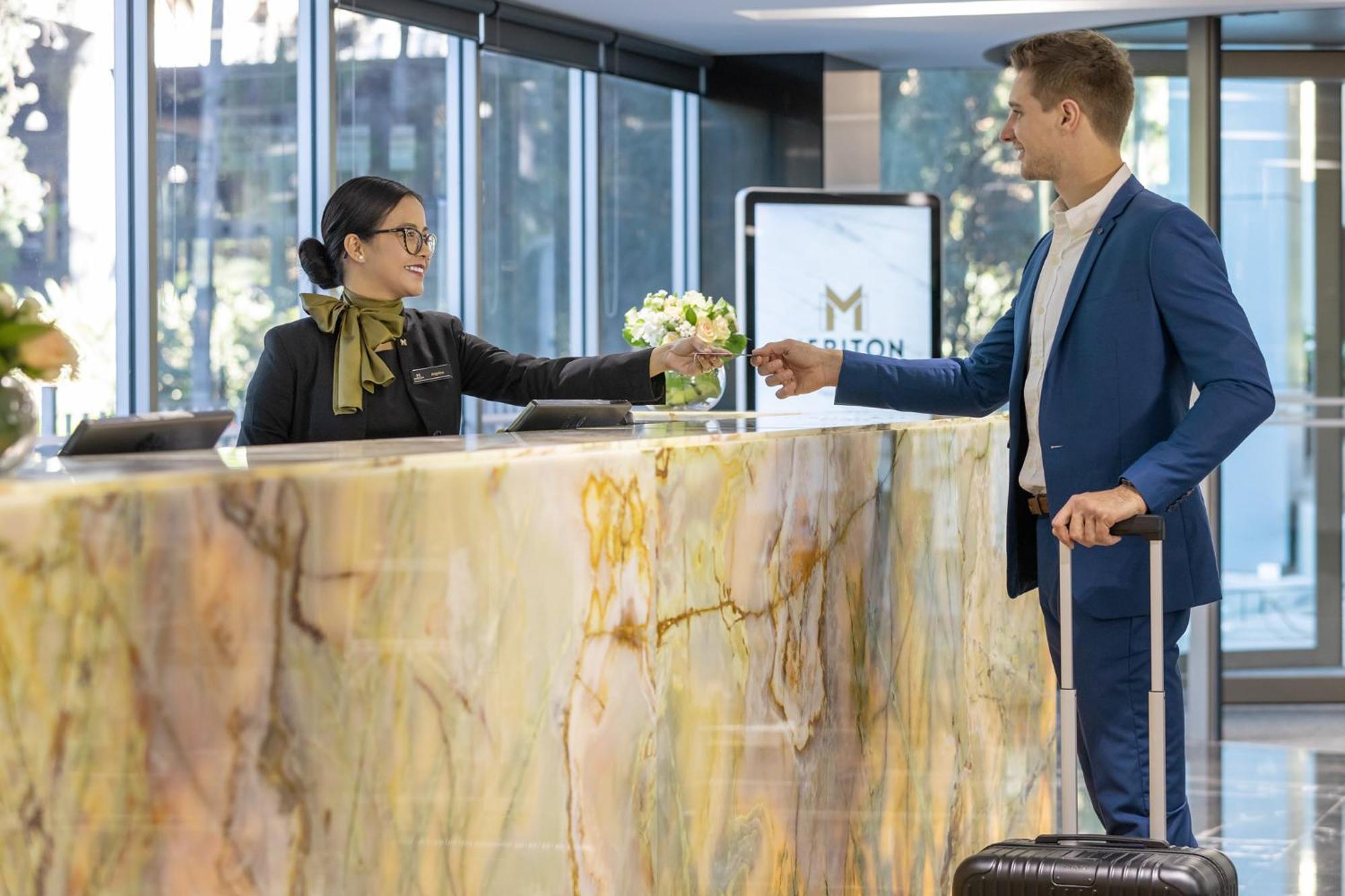 فندق ميريتون سويتس نورث ريد سيدني المظهر الخارجي الصورة A hotel receptionist