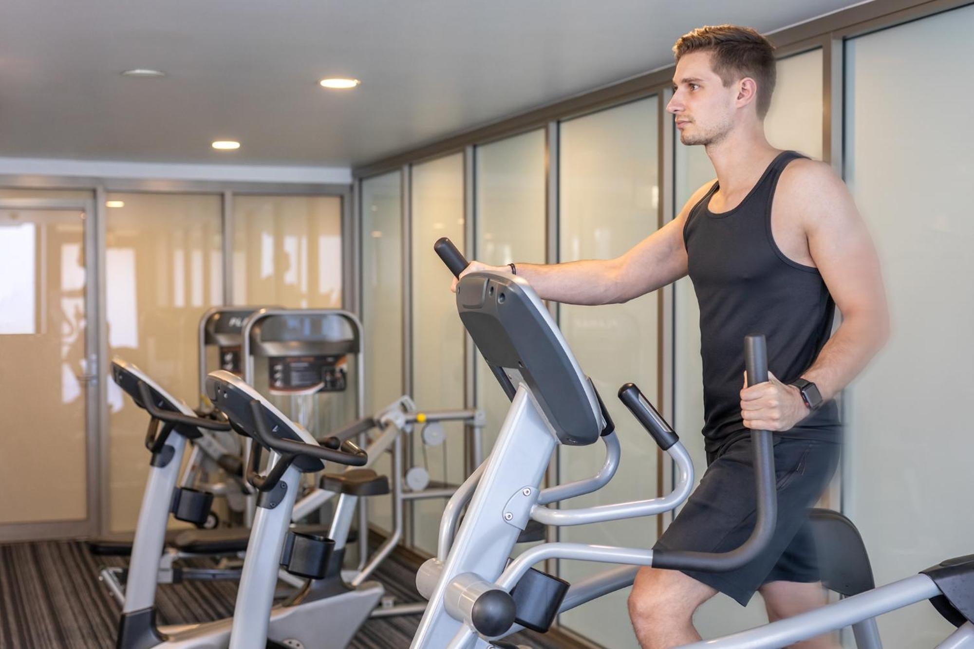 فندق ميريتون سويتس نورث ريد سيدني المظهر الخارجي الصورة A man using an elliptical trainer